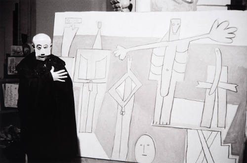 Picasso and a canvas, with charcoal, draws the figures of his "Beach at La Garoupe"