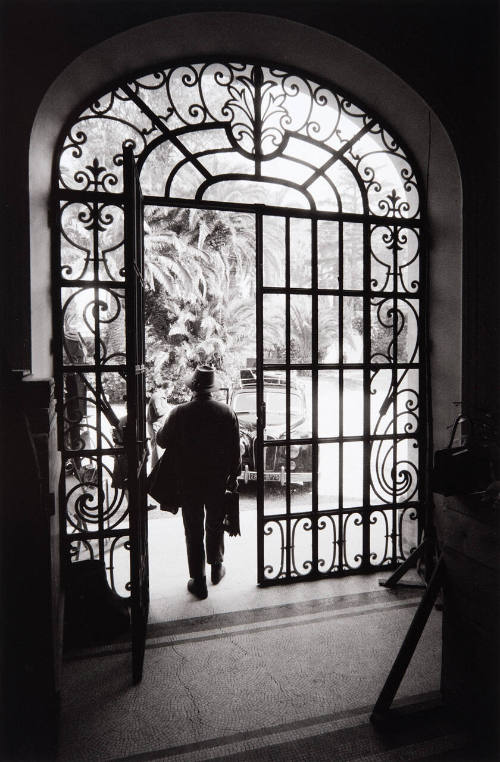 Picasso leaving La Californie on moving day to Château de Vauvenargues