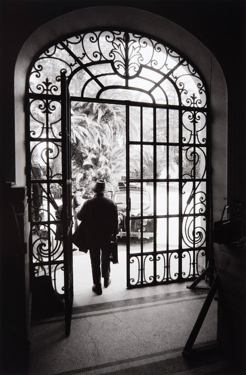 Picasso leaving La Californie on moving day to Château de Vauvenargues
