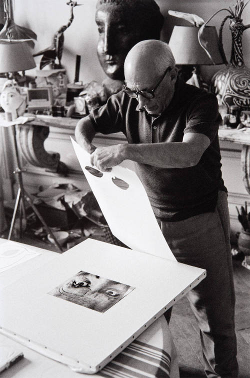 Picasso creating two self-portraits as an owl derived from the close-up image of his own eyes