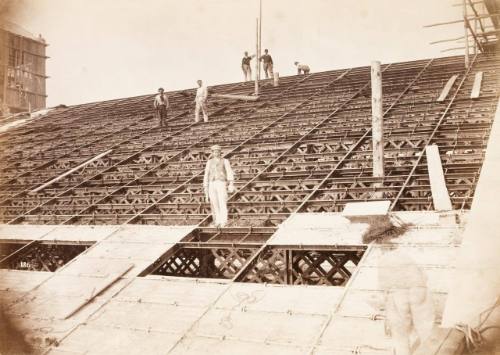 Workers within the structure, Nouvel Opéra de Paris