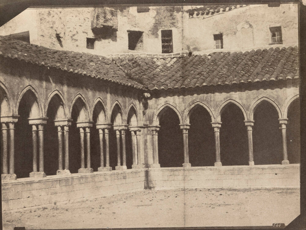 Arcades du cloitre de l'abbaye Sainte Marie d'Arles sur tech